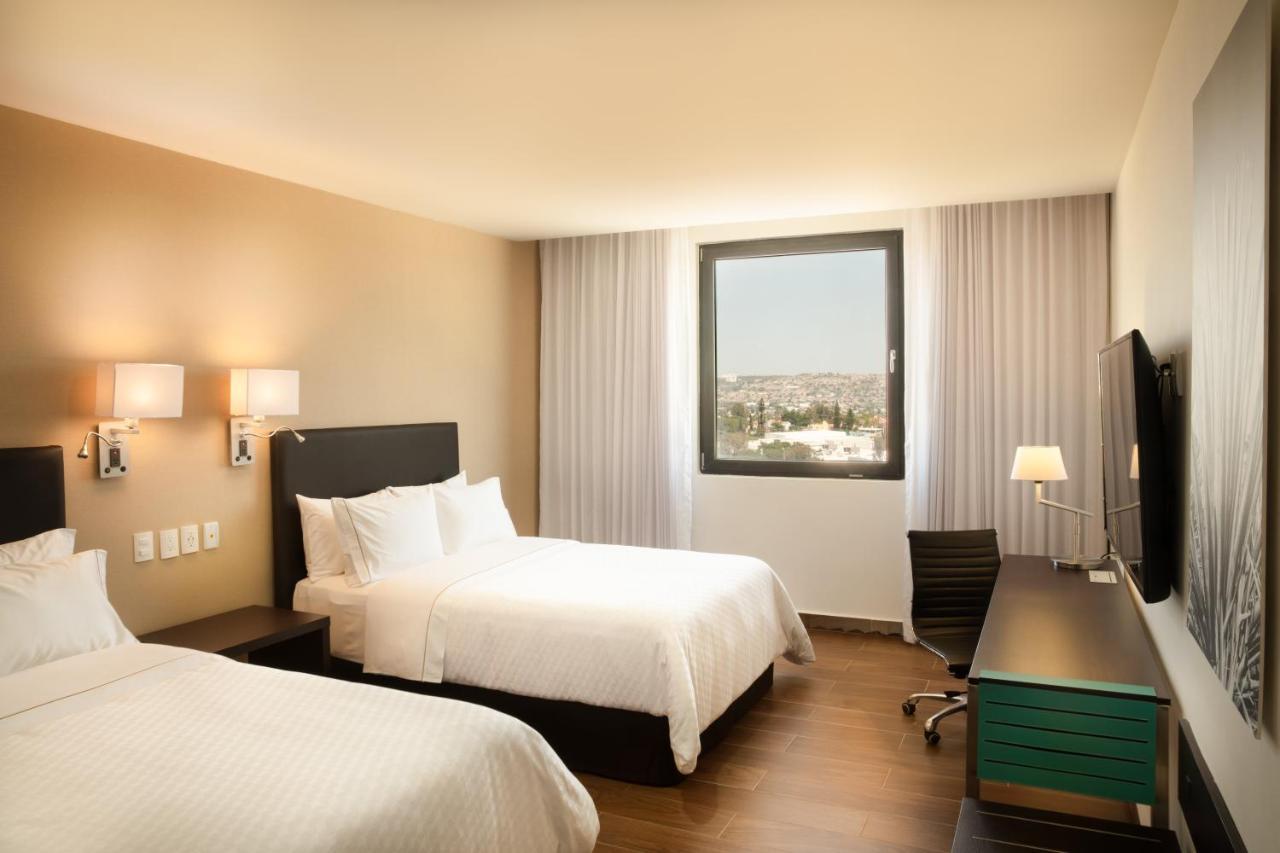 Las Pintas Fiesta Inn Guadalajara Aeropuerto מראה חיצוני תמונה